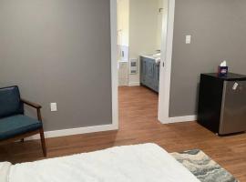 Lovely 1-Bedroom Apartment in Fredericton South., hotel with parking in Fredericton