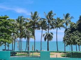 Emthree Seaside Apartments, hotel in Townsville