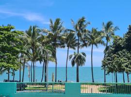 Emthree Seaside Apartments, hótel í Townsville