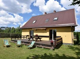 Holiday house in a quiet location by Lake Mausz in Kashubia – hotel w mieście Parchowo