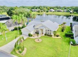 Beautiful Waterfront Home with Heated Pool and Game Room, hotel familiar en Davenport