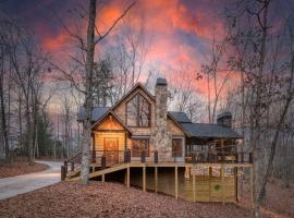 WolfCabin Lux Family Home, Fire Pit, Hot Tub, ADA ramp, ez paved rds, hotel v destinaci Morganton