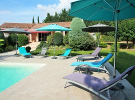 Aux Cyprès du Sud : mer et montagne, hotel with pools in Logrian-et-Comiac-de-Florian