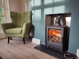 Cottage at the Alms - Dog Friendly!, hotel di Strangford