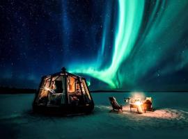 Northern Lights Glass Igloo Getaway For Couples, hotel con estacionamiento en Rovaniemi