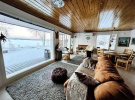 Lapland Sunrise Cottage with lakefront Sauna, hotelli  lähellä lentokenttää Rovaniemen lentokenttä - RVN 