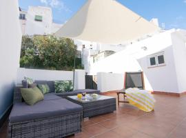Casa con terraza y patio privado en Salobreña, hotel en Salobreña