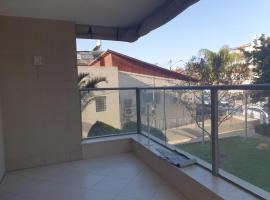 Large 4 bedroom apartement in central rehovot., hotel i Rehovot