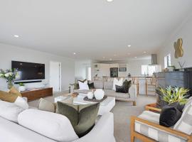 Escape to high end comforts on Riverton, holiday home in Mount Maunganui