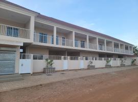 Chez Chic Apartments, hotel na may parking sa Sere Kunda