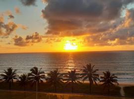 Apto climatizado à beira-mar c/ piscina-Intermares, hotel poblíž významného místa Pláž Jacare, Cabedelo