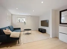 Practical Basement Apt with all home comforts close to City Centre
