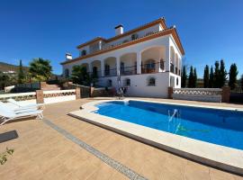 Spacious Villa with Exceptional Views in Malaga, hotel met parkeren in Casarabonela