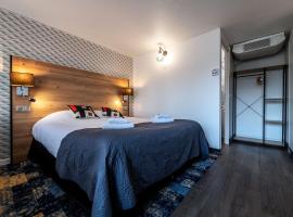 H&ocirc;tel Le Cyrano Bergerac, &phi;&theta;&eta;&nu;ό &xi;&epsilon;&nu;&omicron;&delta;&omicron;&chi;&epsilon;ί&omicron; &sigma;&tau;&omicron; &Mu;&pi;&epsilon;&rho;&zeta;&epsilon;&rho;ά&kappa;