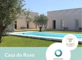 Casa do Roxo - Eco Design Country House, отель с бассейном в городе Santa Vitória