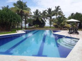 Conjunto vacacional Cocomar-Casa 6-5h, beach hotel in Carrizal