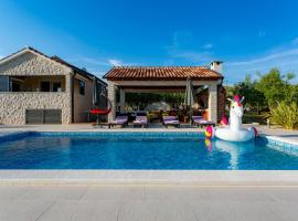 Villa Lorema-pet friendly on 5000 sqm garden,pool, jacuzzi, billiard&PS5, hotel in Sveti Filip i Jakov