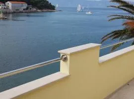 Sea view apartment near the beach S2-Jelsa center