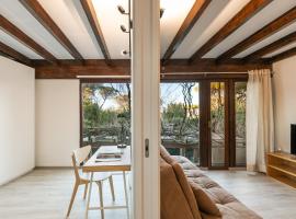 ELEGANTE VILLINO nel verde di Roma, hotel in Rome