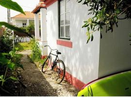 GetWet SurfCamp II, hotel in Costa da Caparica