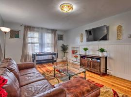 Lovely Stoughton Getaway Near Train Station!: Stoughton şehrinde bir otoparklı otel