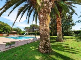 Casa Rustica con piscina en Girona, gistirými með eldunaraðstöðu í Fornells de la Selva