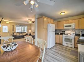 Charming Somers Point House with Private Pool!, villa en Somers Point