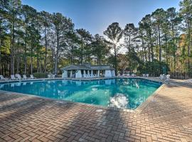Resort Villa on Golf Course with Beach Access!, hotel in Pawleys Island