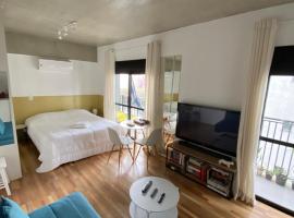 85 New studio w balcony, fast wifi and movie screen!، فندق في ساو باولو