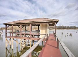 Family Alba Home with Boat Dock on Lake Fork!, hotell Albas