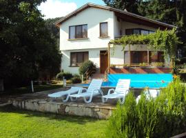 House Mirlevi, Hotel mit Pools in Schipka