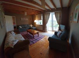 Barcloy Honey House, vacation home in Kirkcudbright