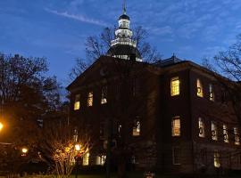 Spectacular Location Two Bedroom State Circle Apartment, hotell nära Naval Academy Museum, Annapolis