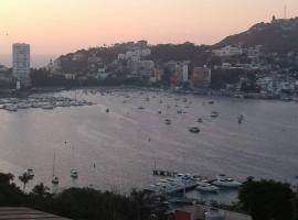 Casa con vista espectacular al mar con alberca, holiday home in Acapulco