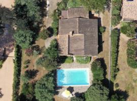 Villa dans un cadre verdoyant , piscine et jardin, vila u gradu 'Porto-Vecchio'