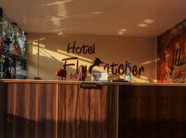 Hotel Flycatcher, hotel in Sauraha