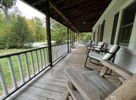 Rustic Updated Cozy Lake House! Close to skiing!, hotelli kohteessa Windsor