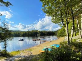 Outdoor Playground on Lake and Close to Skiing, casa vacanze a Windsor