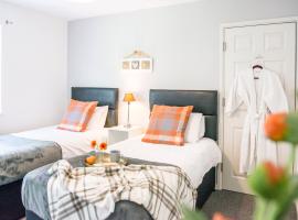 Comfy 3-Bed House near City Centre, sleeps 6, rental liburan di Tile Hill