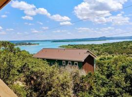Canyon Lake Home with Breathtaking View, hotel in Canyon Lake
