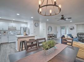 Pet-Friendly PNW Home, 1 Mi to Rockaway Beach, ξενοδοχείο σε Rockaway Beach