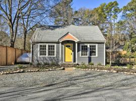 Renovated Carrboro House with Deck and Fire Pit!: Carrboro şehrinde bir otoparklı otel