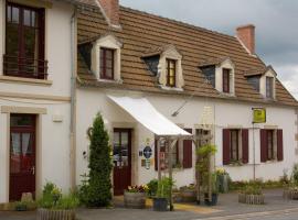 Au Coeur de Meaulne: Meaulne şehrinde bir otoparklı otel