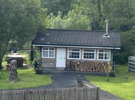 Pine Cabin, Strathyre. A cosy escape from it all., hótel með bílastæði í Strathyre