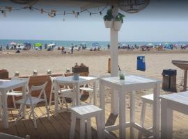 BEACH VALENCIA 13 - Luxury Beachfront Apartament – hotel przy plaży w Walencji