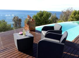 Villa Luxury Paradise Suites, guest house in Salobreña