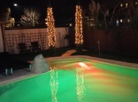 Belle Etage geräumige Ferienwohnung mit Pool und Sauna, cheap hotel in Lorsch