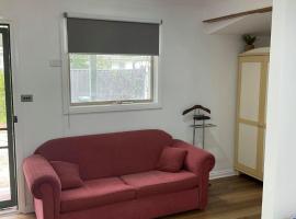 HUGHESDALE PRIVATE Room, hotel near Chadstone Shopping Mall, Oakleigh