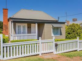 Cowra Cottage, hotel with parking in Cowra