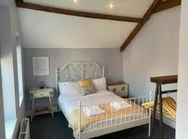 Lovely Coach House with Free Parking